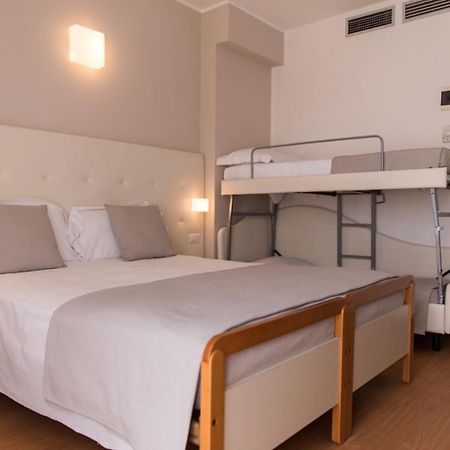 Hotel Ardea Riccione Bagian luar foto