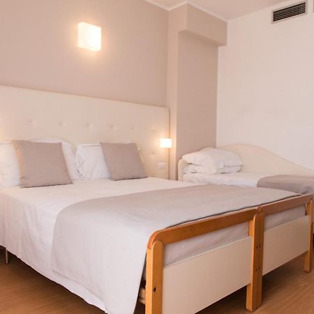 Hotel Ardea Riccione Bagian luar foto