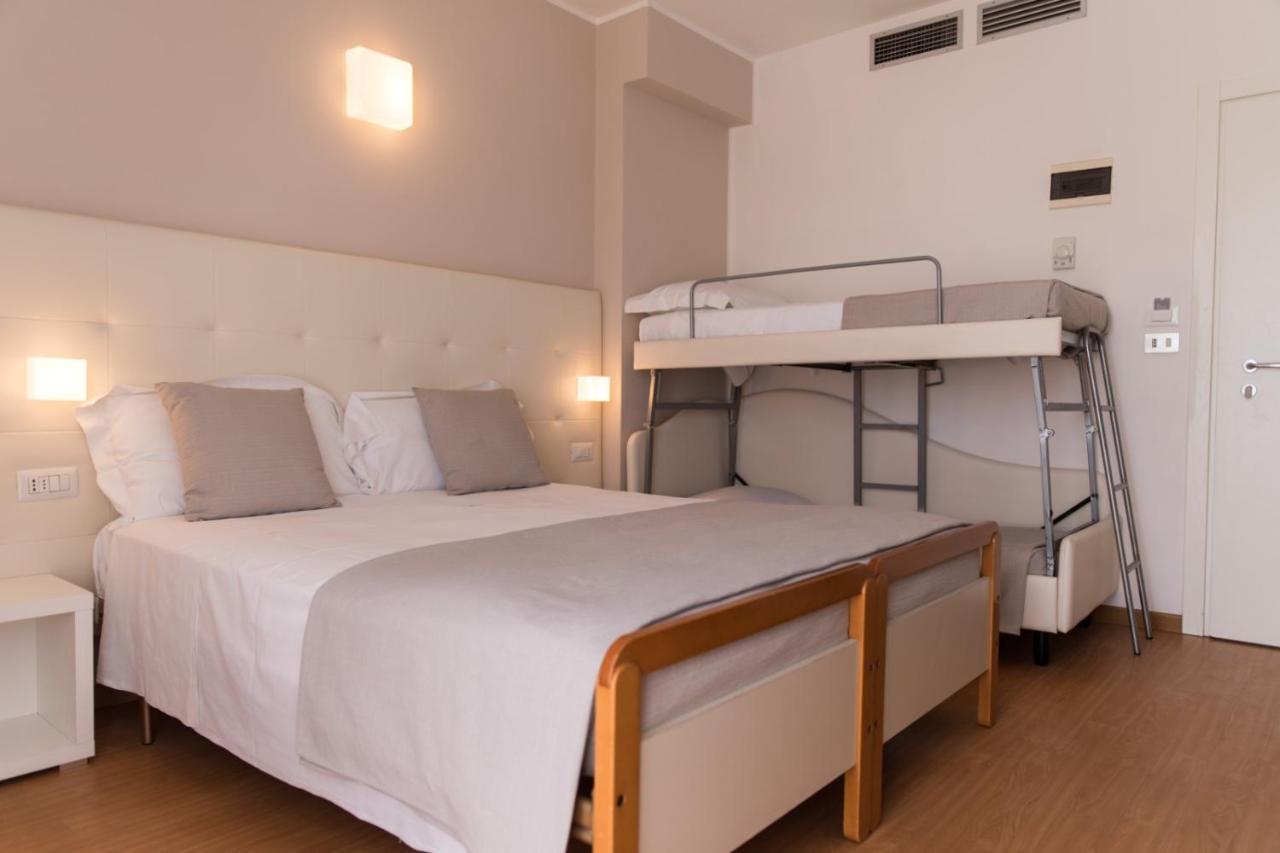 Hotel Ardea Riccione Bagian luar foto