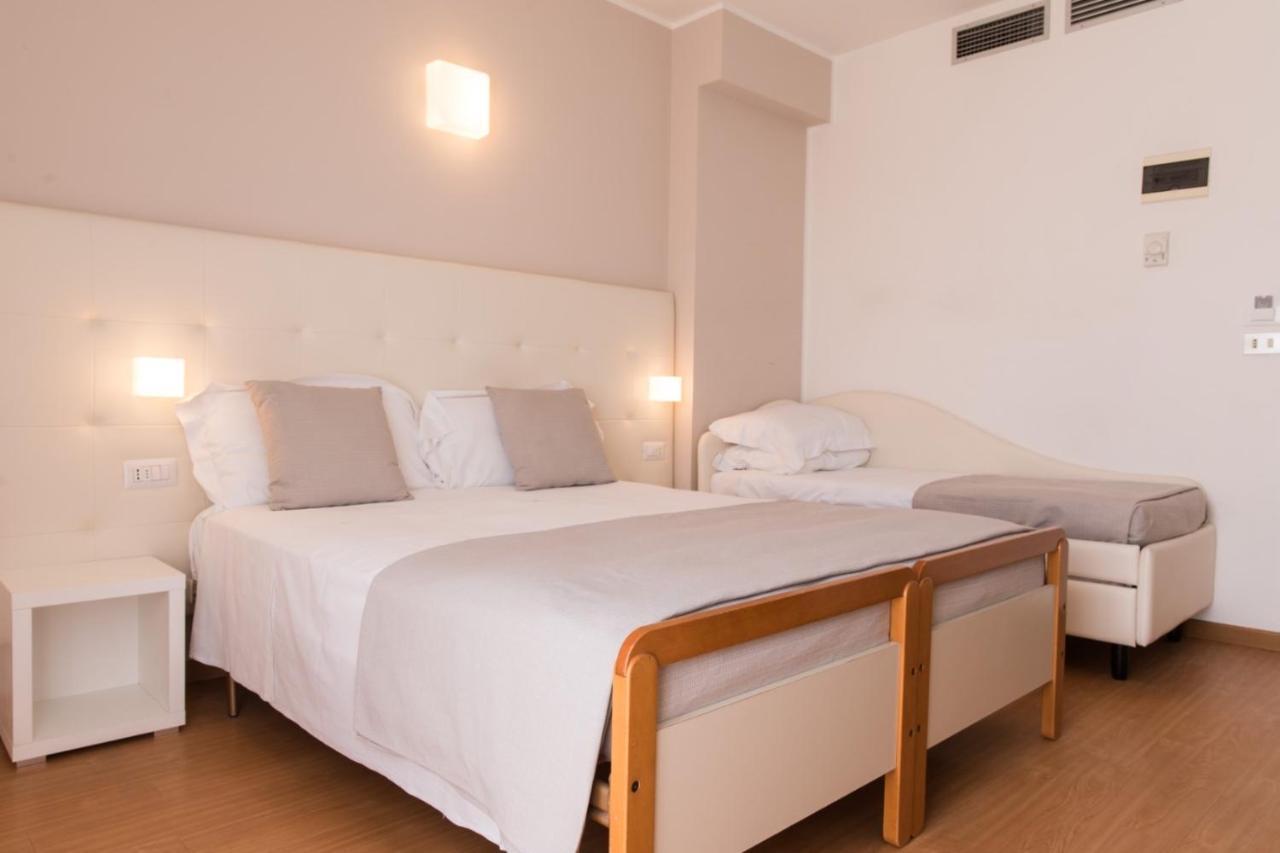 Hotel Ardea Riccione Bagian luar foto