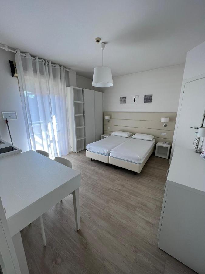 Hotel Ardea Riccione Bagian luar foto
