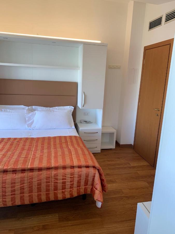 Hotel Ardea Riccione Bagian luar foto