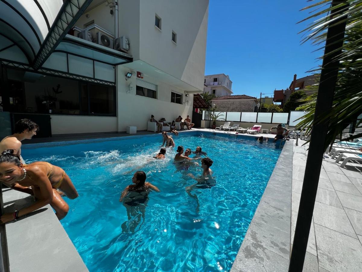 Hotel Ardea Riccione Bagian luar foto