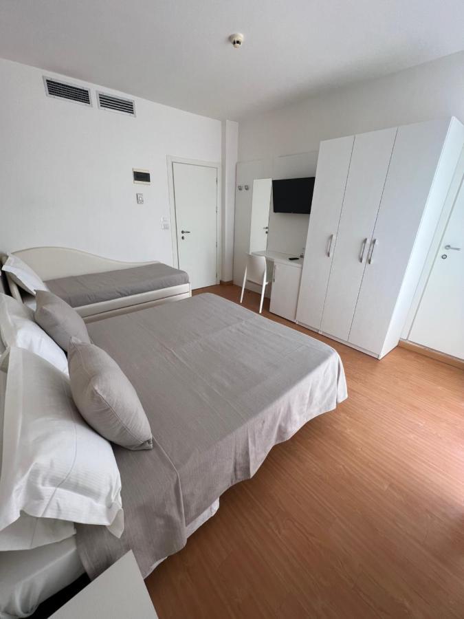 Hotel Ardea Riccione Bagian luar foto