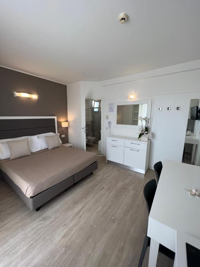 Hotel Ardea Riccione Bagian luar foto